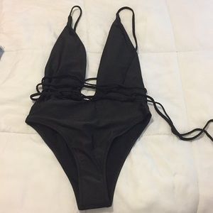 Black open back bathinsuit